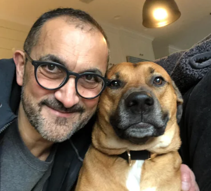 Cliente con su perro rescatado